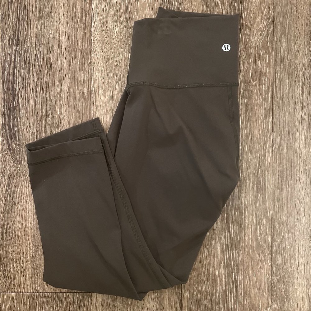 Size 6 lululemon athletica cropped leggings